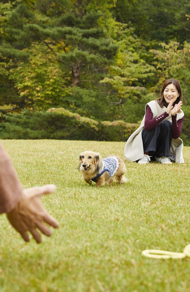 グラスガーデンを走るワンちゃん